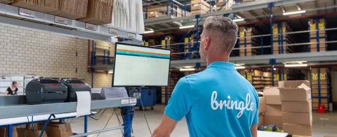 Bringle medewerker werkt aan paktafel