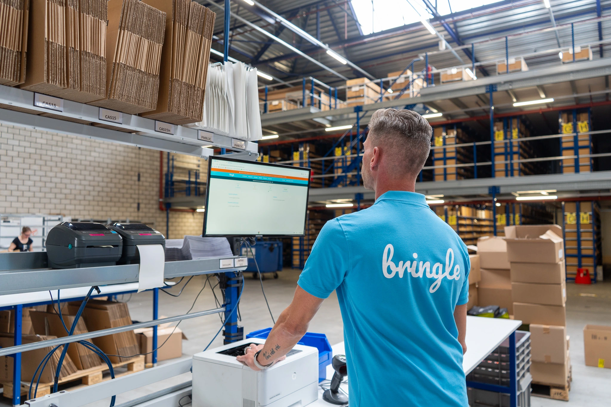 Bringle medewerker werkt aan paktafel